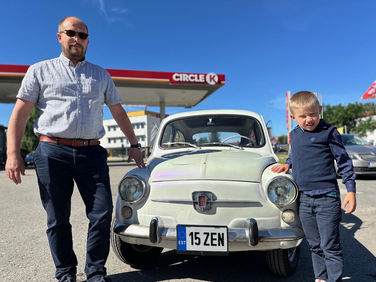 Isa Merlis ja poeg Rolf Merlis Hirs oma 1955. aasta Fiatiga Võrus. Samal aastal sündis maailma kalleim Mercedes-Benz. FOTO: Kalev Annom
